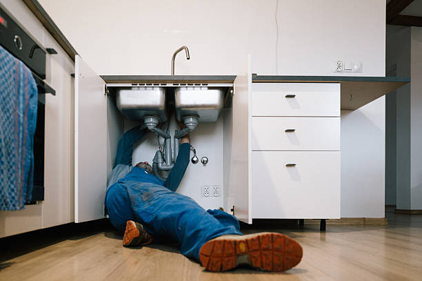 Professional Emergency Plumber technician working in Marlin, TX